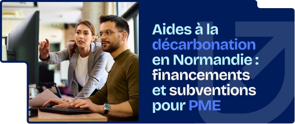 Deux professionnels consultent un ordinateur pour préparer un dossier d’aides à la décarbonation en Normandie.