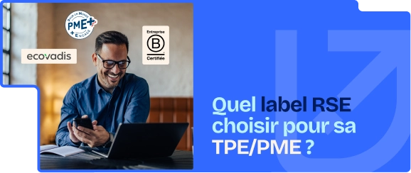 Homme souriant devant un ordinateur portable, consultant son téléphone, avec logos de labels RSE comme Ecovadis, PME+ et B Corp, illustrant le choix d’un label RSE pour une TPE ou PME