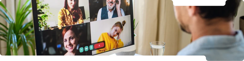 photo d'un homme en vidéo conférence