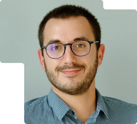 Portrait d’Adrien Decoster, expert-comptable fondateur du cabinet Digitabilis à Saint-Contest, engagé pour une approche humaine et responsable.