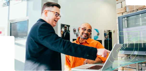 Expert-comptable présentant un outil numérique à un dirigeant pour illustrer l’accompagnement personnalisé du cabinet Digitabilis à Saint-Contest.