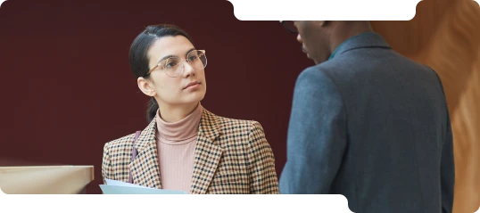 Échange entre une experte-comptable et un dirigeant illustrant un accompagnement personnalisé au-delà de la comptabilité.