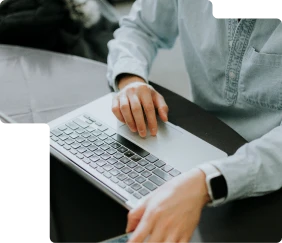 Dirigeant utilisant un ordinateur illustrant l’accompagnement numérique proposé par un cabinet d’expertise comptable pour toutes les entreprises.