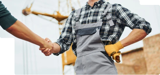 Prestataire de services serrant une main illustrant l’accompagnement comptable entre Deauville et Bayeux.