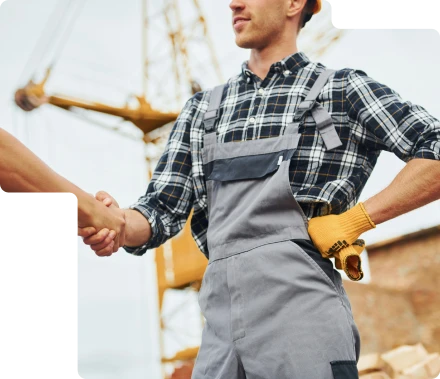 Prestataire de services serrant une main illustrant l’accompagnement comptable entre Deauville et Bayeux.