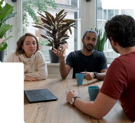 Réunion entre dirigeants illustrant l’accompagnement RSE et digital proposé par un cabinet d’expertise comptable responsable.